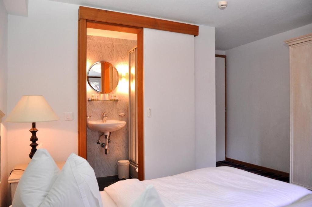 Hotel De La Paix Шампери Номер фото